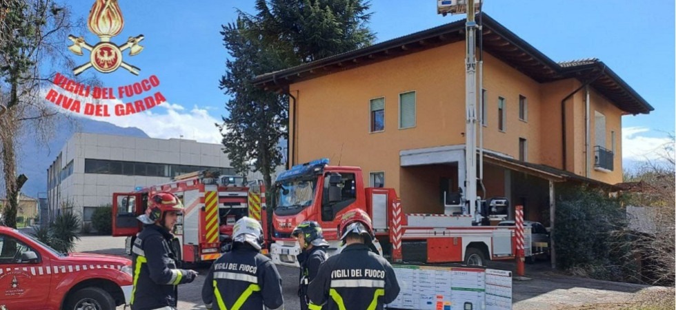 Il fumo e le fiamme, i vigili del fuoco si mobilitano per l'incendio di un camino
